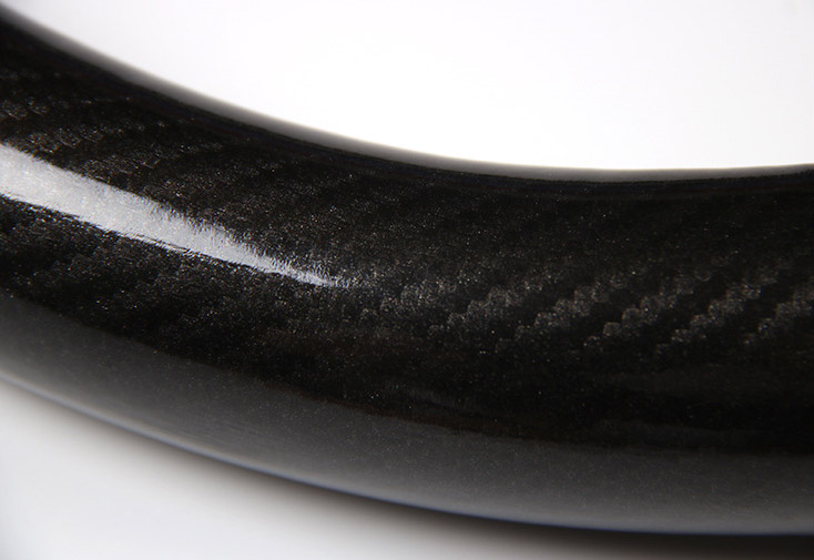 Bọc vô lăng ô tô sợi carbon và da màu đen có logo các hãng ( mẫu 14 )