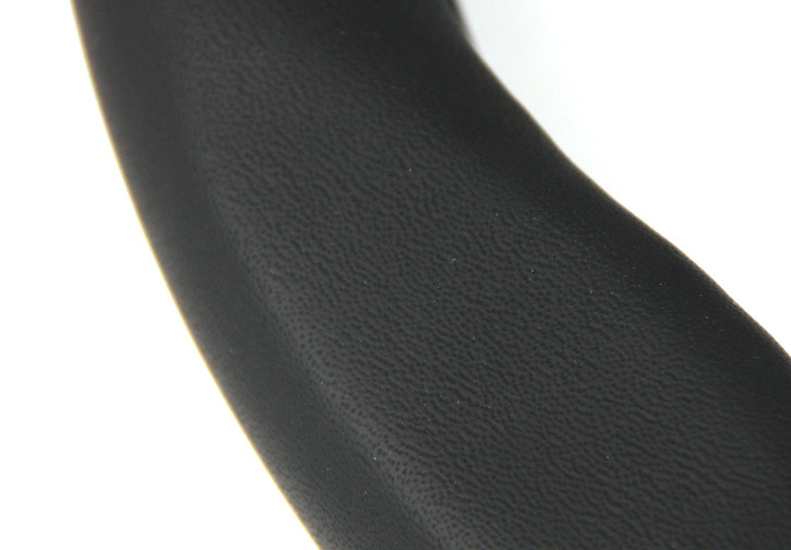 Bọc vô lăng ô tô sợi carbon và da màu đen có logo các hãng ( mẫu 14 )