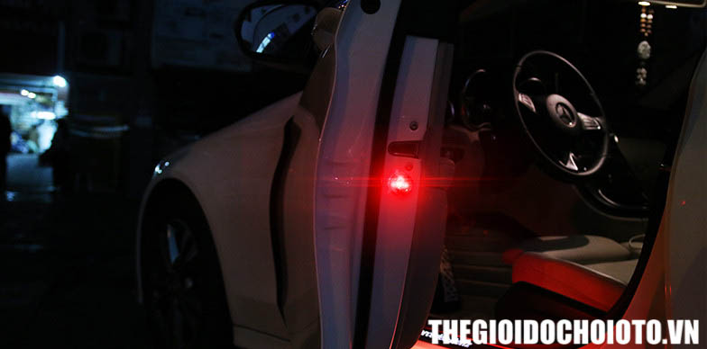 Đèn led cảnh báo không dây dán cánh cửa xe ô tô