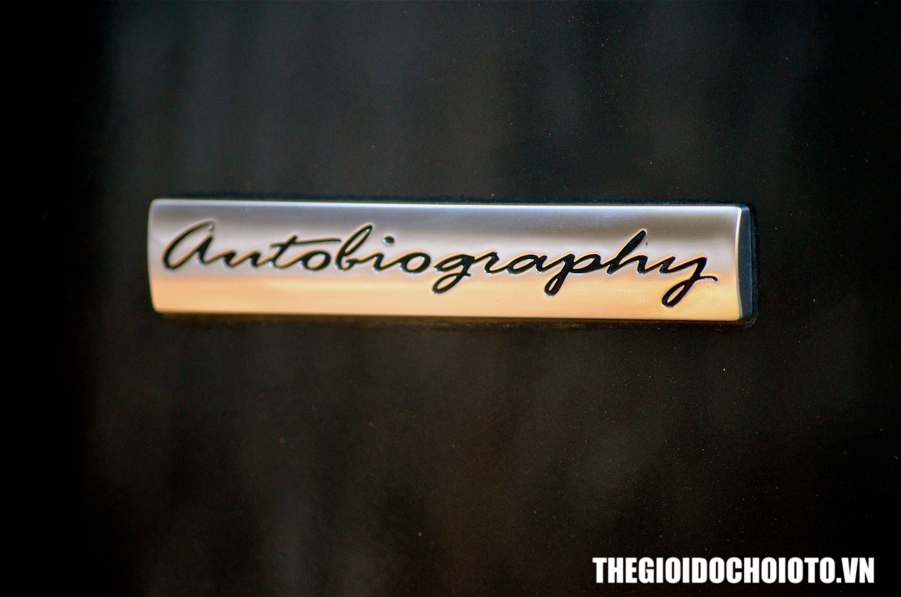 Logo chữ Autobiography dán trang trí xe ô tô