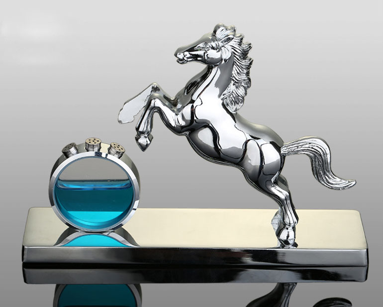 Nước hoa hình con ngựa vàng bạc trang trí ô tô