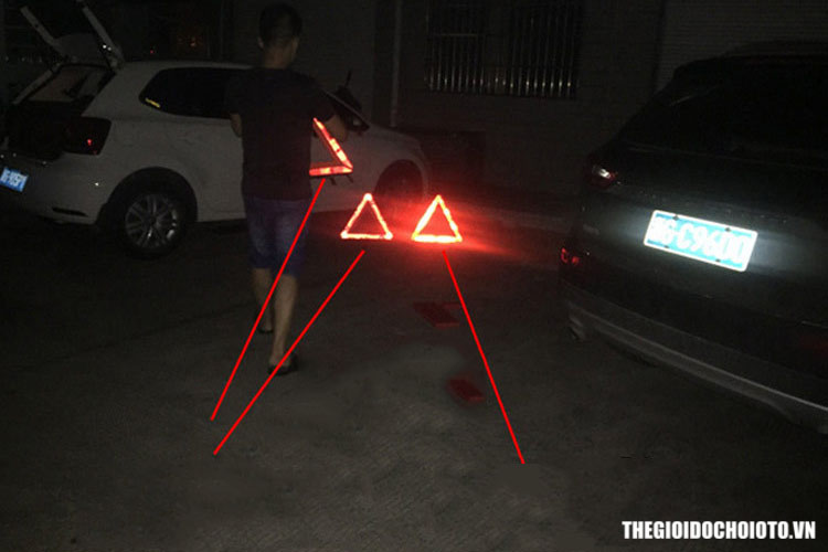 Biển tam giác phản quang cảnh báo nguy hiểm cho ô tô